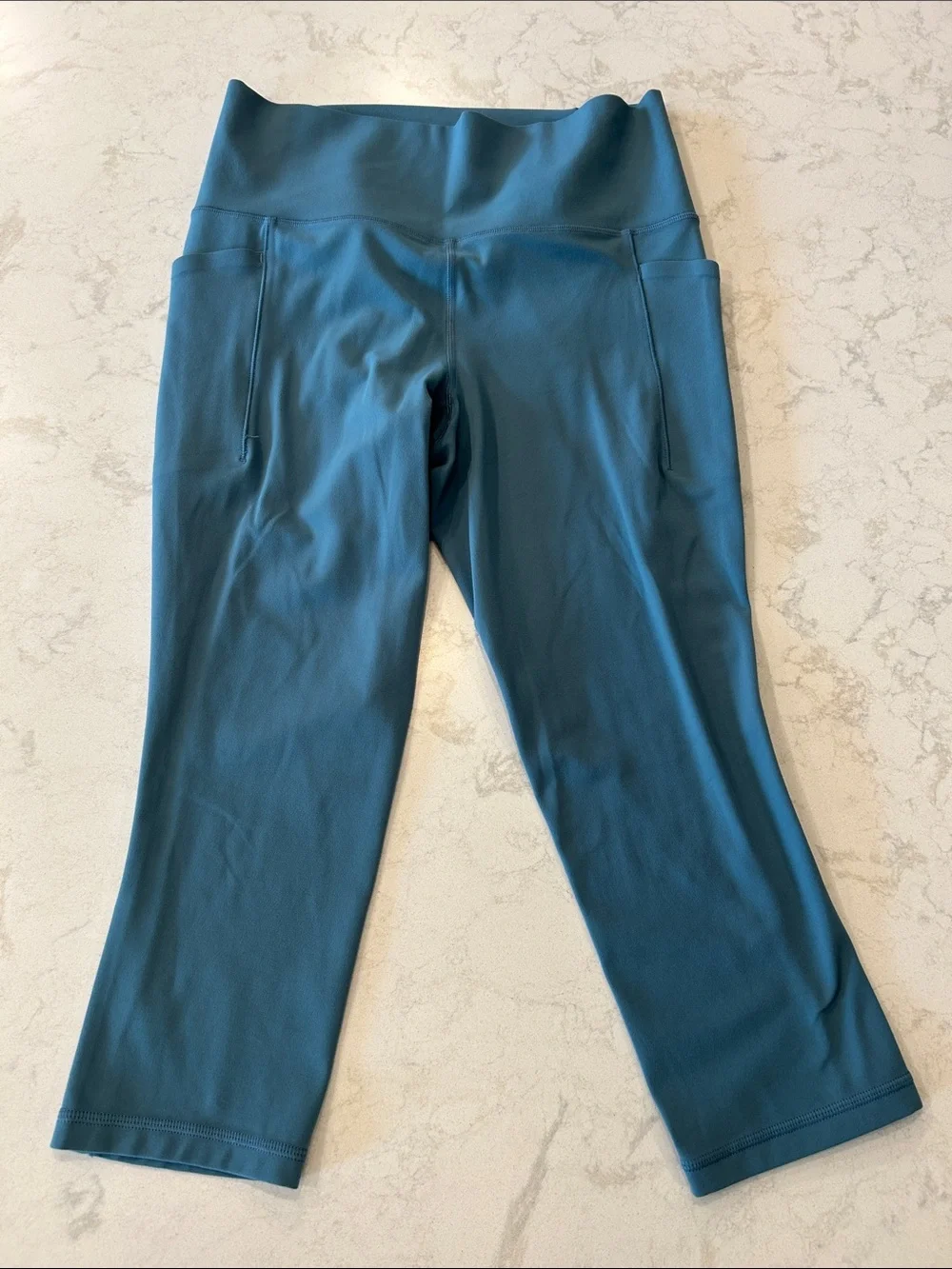 Athleta Salutation Stash Pocket II Capri Yoga Athletic Medium M